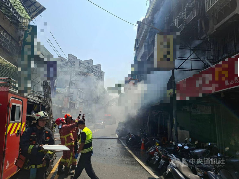 新北市消防局21日獲報，三重區大仁街一棟5層樓建物疑似2樓冷氣室外機起火，立即出動人車前往灌救。（翻攝照片）中央社記者曹亞沿傳真　115年4月21日