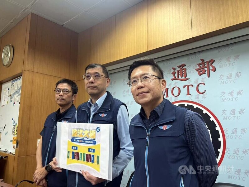 交通部公路局21日召開「淡江大橋機車道設計說明」記者會，公路局北區公路新建工程分局長陳永傑（左起）、副總工程司姜宇峰、組長陳貴芳出席。中央社記者黃巧雯攝　115年4月21日