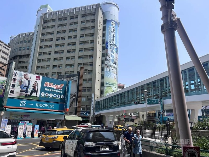 連接彰化基督教醫院教學研究大樓與醫療大樓的智慧天橋「沐恩廊道」21日正式啟用，天橋全長約71公尺，橫跨彰化市旭光路與博愛街口，肩負分流行人、醫療與車流動線的重要功能。中央社記者吳哲豪彰化攝　115年4月21日