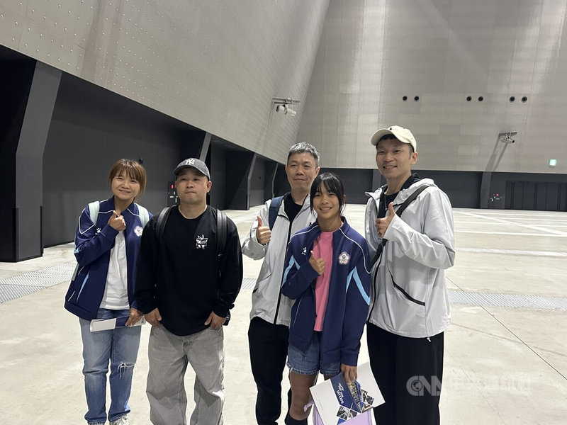 2026名古屋亞運9月開幕，年僅13歲的台灣「滑板女孩」林逸凡（右2）21日與運動部的亞運參訪團一起勘查比賽場地，可惜籌委會並未開放，她不覺得可惜，自信地說，「到時候比了就知道」。中央社記者黎建忠攝　115年4月21日