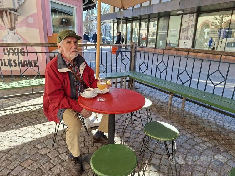 Fika是一段有品質、溫馨愜意的時光，在忙碌的生活中空出一小段時間專注當下，圖中的老先生告訴記者他每天都會在此獨自享受早晨的Fika。中央社記者辜泳秝韋克舍攝　115年4月21日