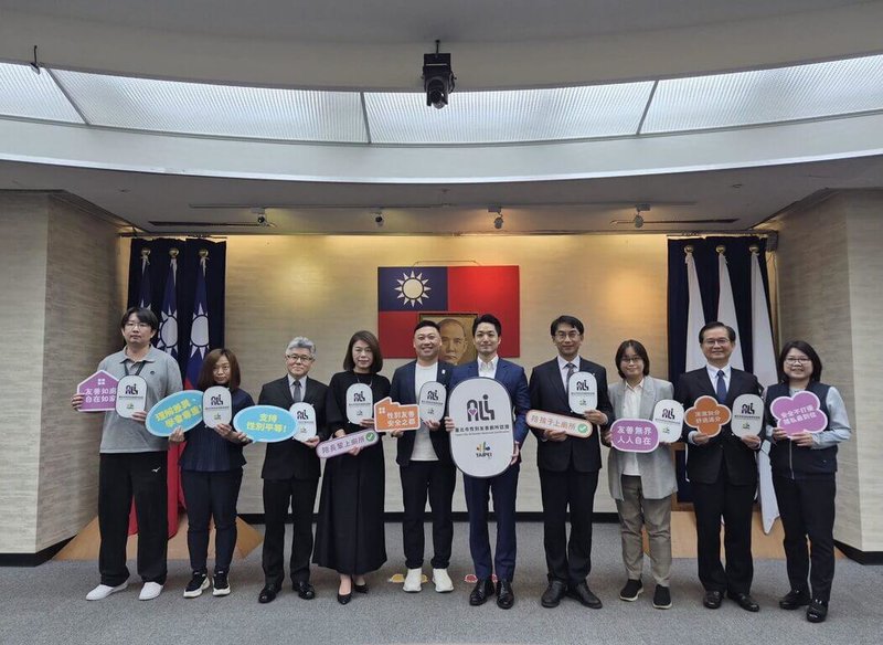 台北市社會局性別平等辦公室21日公布首屆性別友善廁所標章認證合格名單，共8個單位、12座廁所通過認證，由市長蔣萬安（右5）頒獎。（台北市社會局提供）中央社記者陳昱婷傳真　115年4月21日