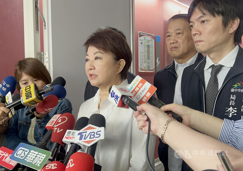 台中市長盧秀燕（前中）21日接受媒體聯訪針對軍購案表示，任何法案都需朝野各黨協商與同意，增強自我防衛能力應該是全民共識，不應成為政治操作的主題。中央社記者郝雪卿攝  115年4月21日