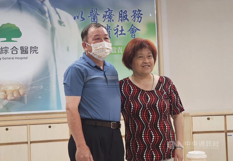 63歲林秀枝（右）罹患罕病逢希伯-林道症候群（VHL），全台僅通報54例病例；全身會不斷長腫瘤，幾乎每10年就要開刀，她的丈夫（左）是她的堅強支柱。中央社記者陳婕翎攝　115年4月21日