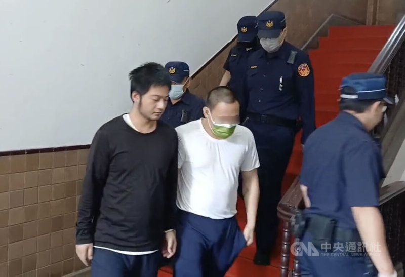 陸軍中士孫楚荃（左，黑衣者）被控以手機拍攝國家軍事機密交付他人8次，獲取新台幣6萬7770 元，遭台灣高等檢察署起訴求刑12年。台灣高等法院21日依貪污收賄3罪，判刑12年。圖為孫楚荃聆判後還押。中央社記者劉世怡攝　115年4月21日