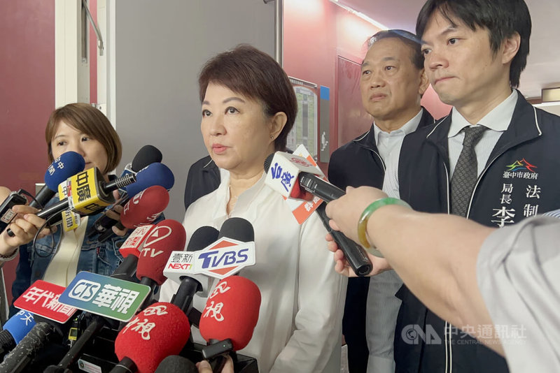 民眾黨創黨主席柯文哲日前掃街被噴辣椒水，經查竟是分局長誤噴。台中市長盧秀燕（前中）21日接受媒體聯訪說，這不只是烏龍事件，而且是警察紀律問題。中央社記者郝雪卿攝  115年4月21日