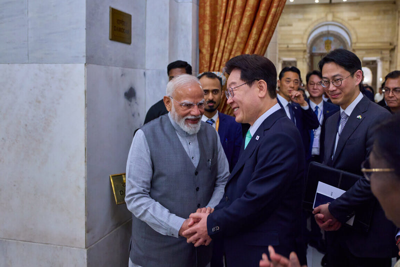 韓國總統李在明（右）赴印度進行國事訪問，並於20日與印度總理莫迪（Narendra Modi）（左）會談。韓國青瓦台21日書面簡報指出，雙方這次簽署了15項MOU，也提到在中東情勢不穩的情況下，應加強合作。（青瓦台提供）中央社記者楊啟芳傳真　115年4月21日