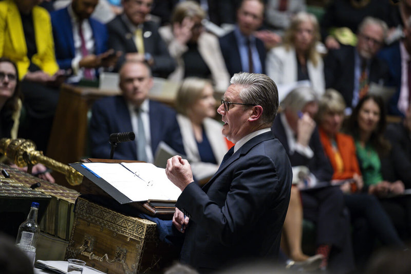 英國首相施凱爾20日在國會就前駐美大使曼德森的人事風波發表聲明並接受質詢，一開場即表示，他個人的「錯誤判斷」是問題核心，他不該任命曼德森駐美。（英國國會下議院提供）中央社記者陳韻聿倫敦傳真　115年4月21日