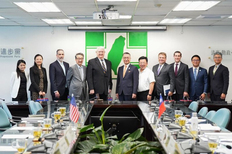 民進黨21日指出，民進黨秘書長徐國勇（中）20日在中央黨部接見美國華府戰略暨國際研究中心（CSIS）訪團。（民進黨提供）中央社記者葉素萍傳真　115年4月21日