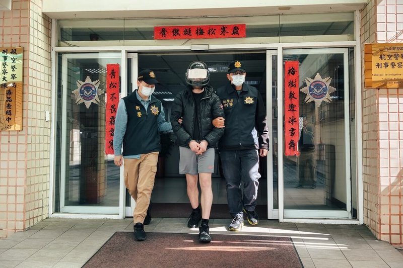 航空警察局表示，販毒集團是以1萬6000英鎊（約新台幣68萬元）高額報酬招攬成員，並提供交通及住宿費用，A男（中）自德國取得毒品後，經阿布達比以假觀光名義走私毒品來台。（航空警察局提供）中央社記者吳睿騏桃園機場傳真　115年4月21日