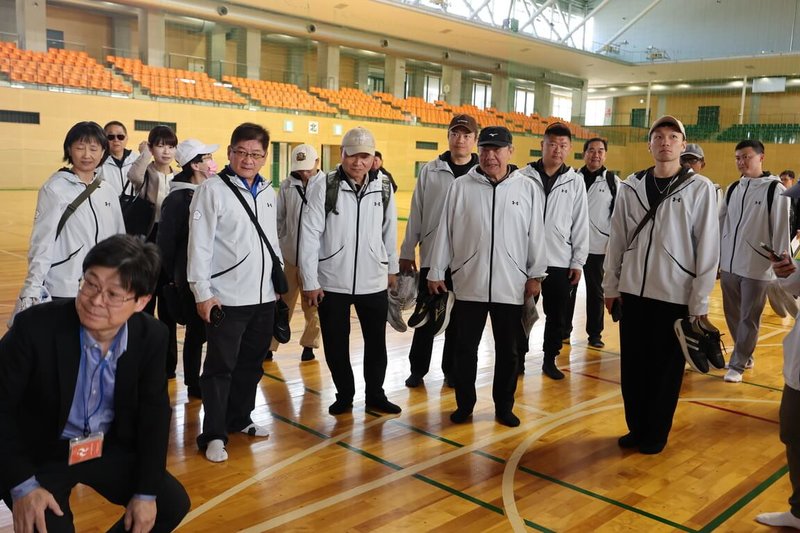 名古屋亞運參訪團21日到羽球場地一宮市綜合體育館勘查，從羽球選手退役的運動部長李洋（前右），仔細聆聽籌委會工作人員對於場地的相關規劃。（中華奧會提供）中央社記者黎建忠傳真　115年4月21日