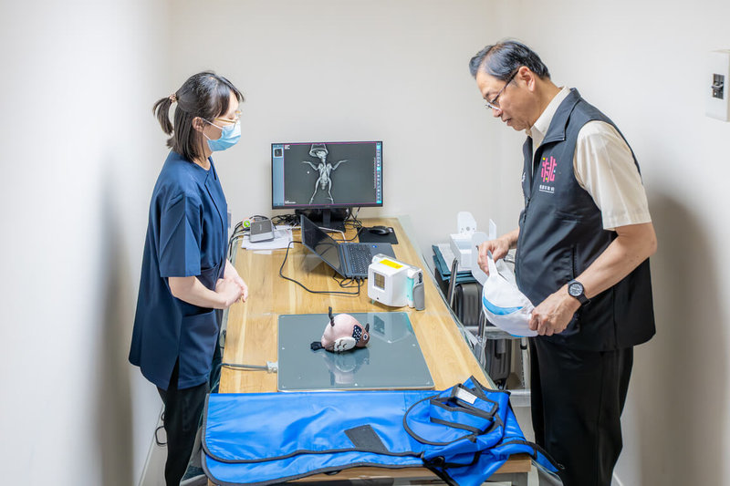 桃園市野生動物救傷收容中心設有專門的醫療與復健空間、獸醫師駐診，21日揭牌啟用，市長張善政（右）聽取人員解說相關設備。（桃園市政府提供）中央社記者葉臻傳真　115年4月21日
