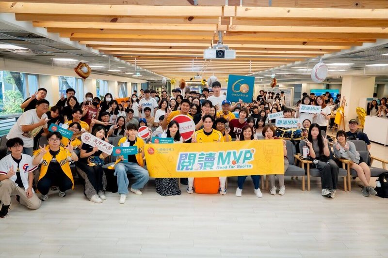 中信銀行推出結合閱讀及運動的公益活動「2026閱讀MVP」，21日正式起跑，中華職棒中信兄弟球員宋晟睿（前排中）擔任年度代言人，20日出席分享會，談及棒球路上的挑戰與夢想。（中信銀行提供）中央社記者謝靜雯傳真　115年4月21日