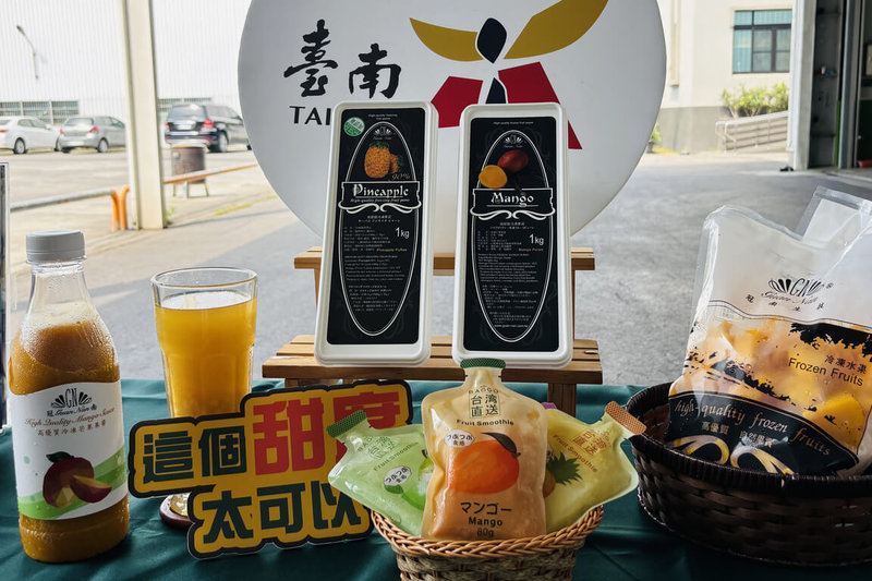 台南市政府協助拓展農特產品外銷通路，由在地業者選用愛文芒果製作的冷凍果泥獲得日本訂單，21日共有9公噸果泥順利啟運。（台南市農業局提供）中央社記者楊思瑞台南傳真　115年4月21日