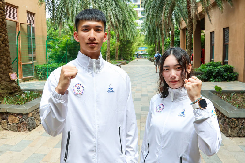 在中國三亞舉行的第6屆亞洲沙灘運動會將於22日舉行開幕典禮，台灣代表團由男子3對3籃球選手張俊生（左）、女子龍舟選手菈后．苡婭（右）出任男、女掌旗官。（中華奧會提供）中央社記者陳容琛傳真　115年4月21日