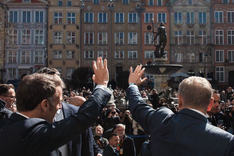 法國總統馬克宏（前左）及波蘭總理圖斯克（前右）於波蘭北部城市格但斯克參與首屆波法政府間峰會，於格但斯克舊城區與民眾互動。（波蘭總理府提供）中央社記者鄭淨伃華沙傳真　115年4月21日
