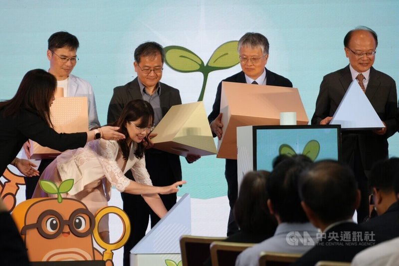 教育部21日舉辦「終身享學Up Up」記者會，說明多項終身教育政策成果及未來展望。教育部次長劉國偉（後右2）表示，學習不一定是為了拿學位，而是「你要學習」。中央社記者陳至中攝　115年4月21日