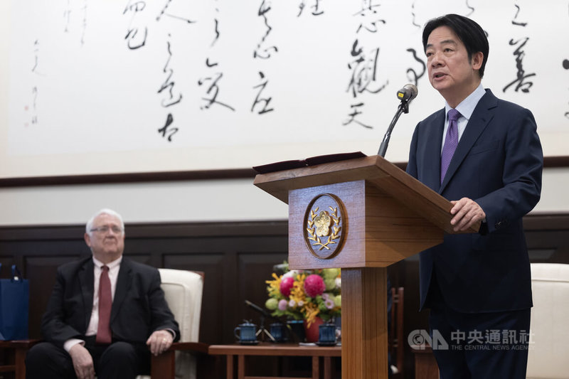 總統賴清德（右）21日上午在總統府接見2026年「戰略暨國際研究中心」（CSIS）訪問團，致詞時向會長何慕理（John Hamre）（左）表達歡迎，雙方就台美關係等議題進行廣泛交換意見。中央社記者趙世勳攝　115年4月21日