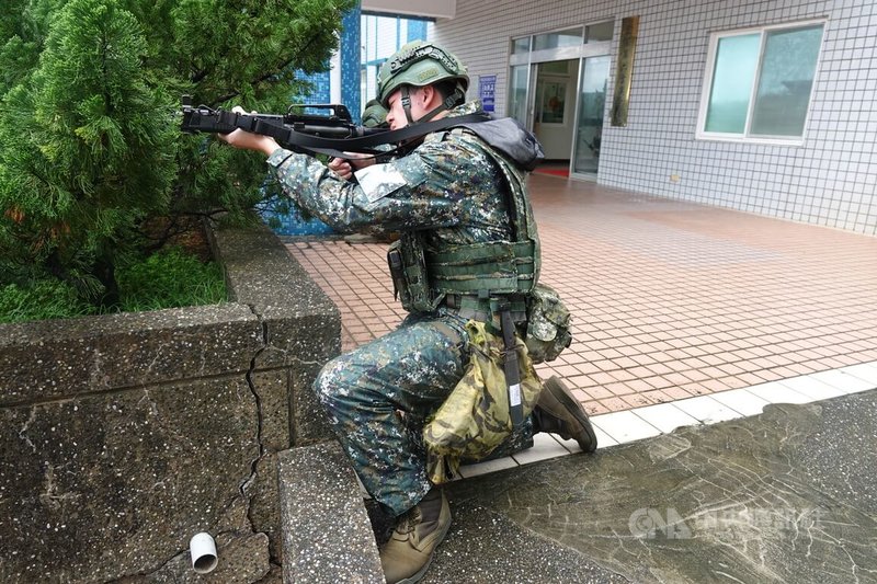 駐守在雷達站的空軍憲兵分隊應變組接到命令後，立即全副武裝守護營區安全。中央社記者吳書緯攝　115年4月21日
