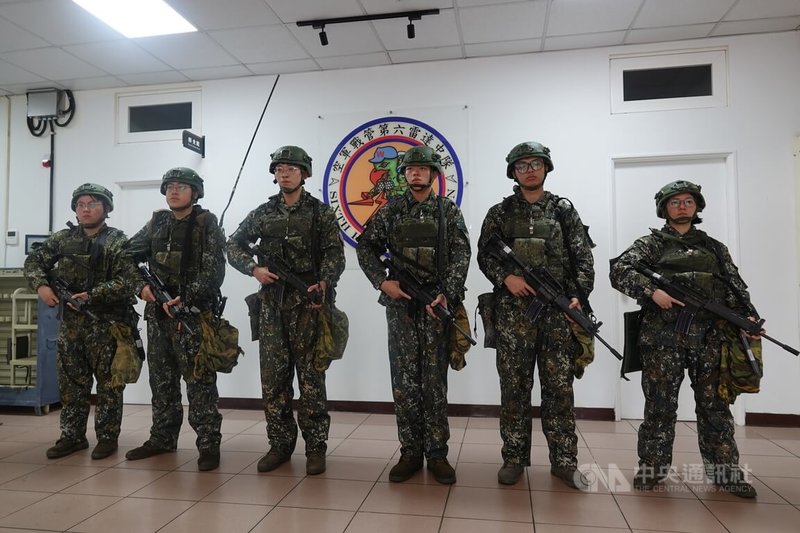 駐守於空軍石門雷達站的空軍憲兵第十二中隊石門分隊，平日編組應變組應對營區安全突發狀況，應變組由6人組成，當有狀況時全副武裝並備配2組無線電通聯。中央社記者吳書緯攝　115年4月21日