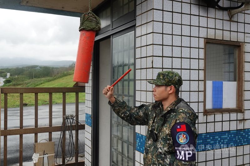 當營區大門衛兵發現有無人機襲擾或是民眾陳抗，會敲鐘示警。中央社記者吳書緯攝　115年4月21日