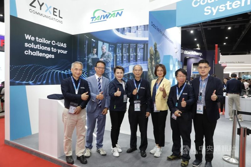 2026年馬來西亞亞洲防務展暨亞洲國家安全展登場，共有37個國家場館展示最新軍事科技；台灣業者也以產業「國家隊」形式參展，布局「非紅供應鏈」。圖為參展業者與觀展台商合影。中央社記者黃自強吉隆坡攝　115年4月21日