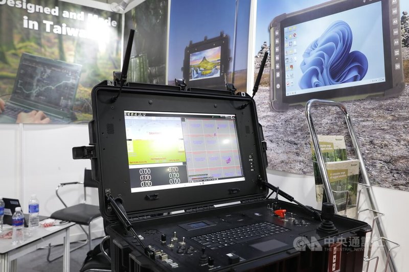 馬來西亞亞洲防務展登場，參展的台灣業者推出無人載具地面控制站，受到東南亞國家的買家關注。中央社記者黃自強吉隆坡攝　115年4月21日