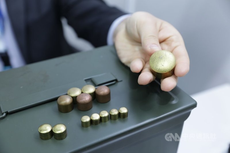 馬來西亞亞洲防務展登場，轉型投入軍工零組件的台灣金屬加工業者，也首度赴海外參展，展出高精密金屬加工製成的子彈銅盂、彈箱、彈鏈等零組件。中央社記者黃自強吉隆坡攝　115年4月21日