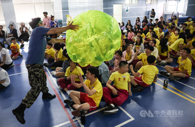 「紙風車青少年反毒戲劇工程」21日前進台北市金華國小，演出團隊與學童互動熱絡，盼傳達校園毒品危機議題。中央社記者趙世勳攝　115年4月21日