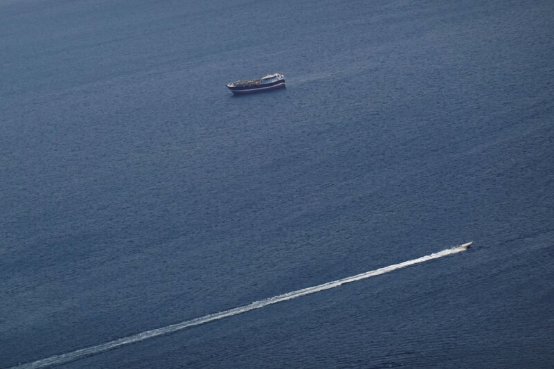 3月2日通過荷莫茲海峽的船隻。（路透社）