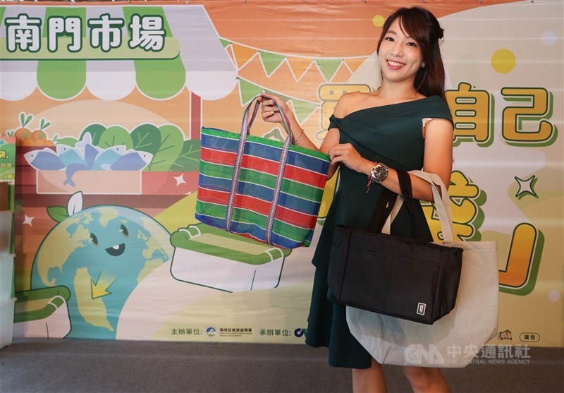 兆豐金響應環境部二手袋循環機制「袋袋箱傳」計畫，號召各子公司募集逾3.2萬個乾淨二手袋。圖為環境部與台北市環保局、南門市場先前共同辦理「買菜自己『袋』」市場減塑活動。（中央社檔案照片）