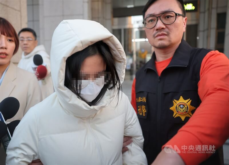 男童剴剴虐死案北院依過失致死罪判處兒盟社工陳尚潔（前左）2年徒刑。（中央社檔案照片）