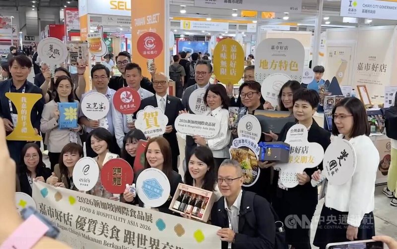 新加坡國際食品展21日登場，貿協設立台灣館精選台灣食品與農特產參展，吸引人潮。中央社記者吳昇鴻新加坡攝　115年4月21日