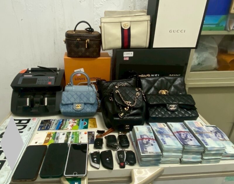 屏東地檢署破獲詐團產業鏈，於歷次行動中查扣現金以及犯嫌名下不動產、名車、高價精品、作案工具等。（屏東地檢署提供）中央社記者黃郁菁傳真　115年4月21日