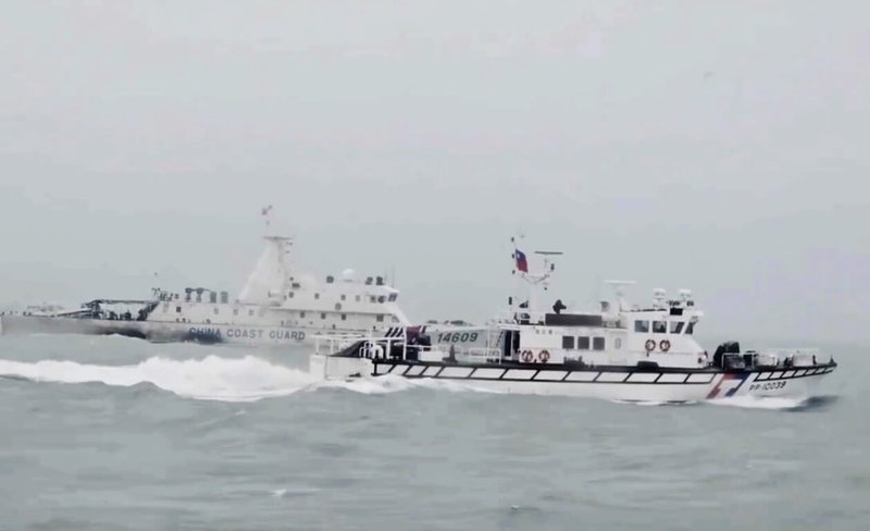 4艘中國海警船21日侵擾金門水域，海巡署偵獲後調度預置巡防艇前推部署，採「一對一」併航監控，並透過中、英文無線電廣播要求轉向航離。（海洋委員會海巡署金馬澎分署提供）中央社記者吳玟嶸傳真　115年4月21日