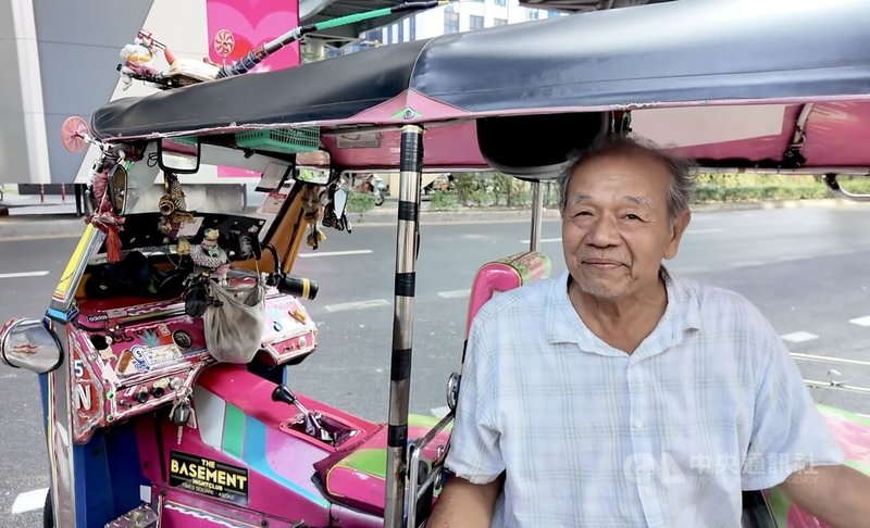 素塔表示，近來明顯感覺街上人流變少、客人也減少，一天只賺100、200泰銖，為增加收入，有時還得兼職騎摩托計程車賺錢。中央社記者李宗憲曼谷攝　115年4月21日