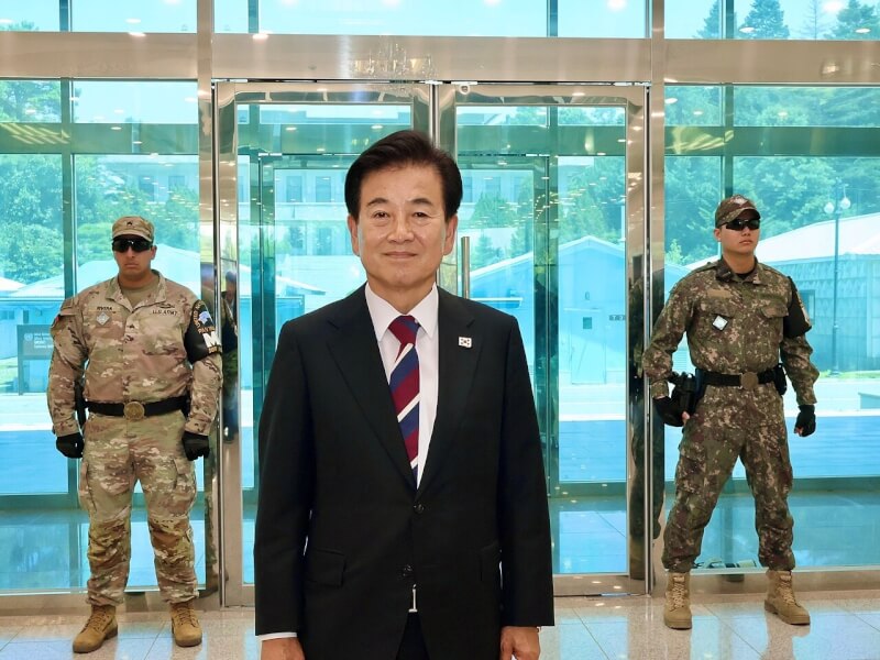 圖為南韓統一部長鄭東泳（前）。（圖取自維基共享資源，版權屬公有領域）