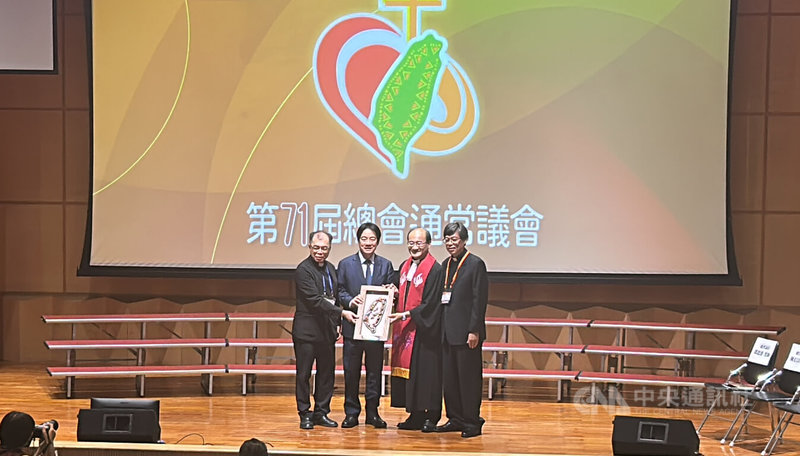 總統賴清德（左2）21日下午參加台灣基督長老教會總會通常議會時表示，長老教會長年深耕各地，擁有教會、醫療與教育網絡，及廣大信眾力量，正是社會最堅實基石。中央社記者吳哲豪攝　115年4月21日