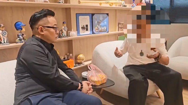 民進黨基隆市長參選人童子瑋（左）競選看板日前遭人塗鴉，警方16日查緝余姓男子到案詢後送辦。余男（右）20日前往服務處向童子瑋致歉，稱是為反映自來水問題，可能與服務處人員接洽時不太順利，童子瑋決定接受陳情並撤告。（讀者提供）中央社記者王朝鈺傳真　115年4月21日