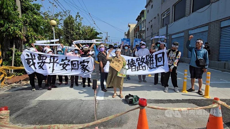 屏東東港知名海產餐廳於私人土地興建停車場，緊鄰的住戶20日發起抗議，拉起「我要平安回家」白布條，控訴餐廳設施阻擋出入、進出須爬矮牆，盼留通道。中央社記者黃郁菁攝　115年4月21日