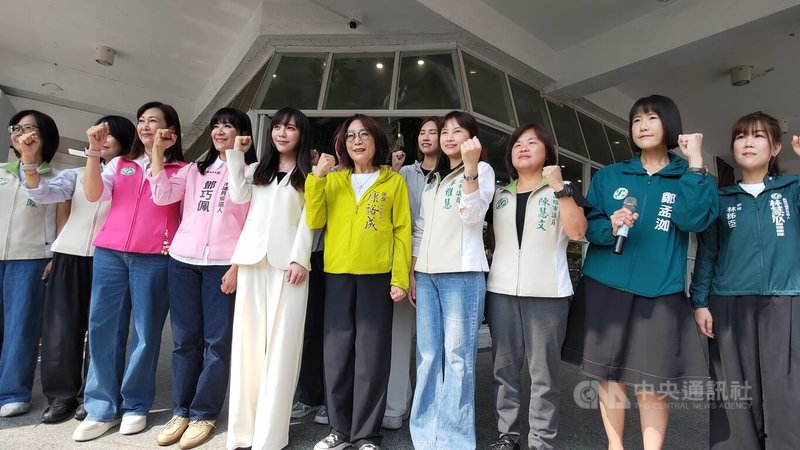 民進黨立委黃捷（前左5）21日登記參選民進黨高雄市黨部主委，並由民進黨高雄所有女性議員及議員參選人陪同，象徵民進黨女力崛起、團結致勝。中央社記者蔡孟妤攝　115年4月21日