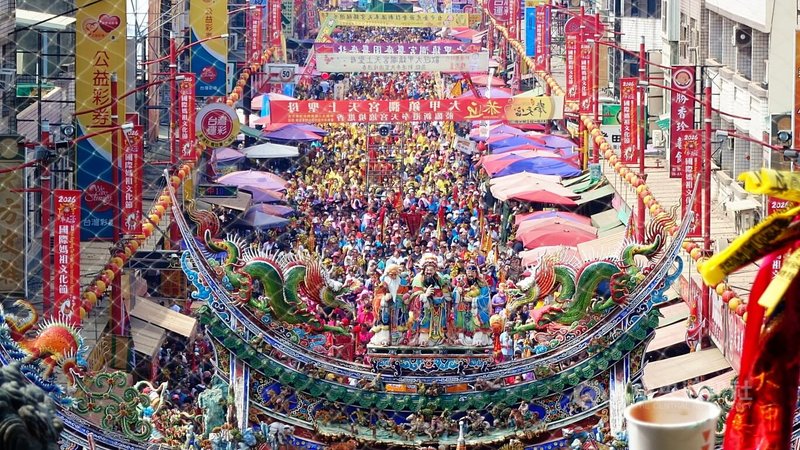 大甲媽祖20日晚間駐駕新港奉天宮，21日上午舉行祝壽大典，烈日下奉天宮廟前、廟後擠滿祝壽信眾。中央社記者蔡智明攝　115年4月21日