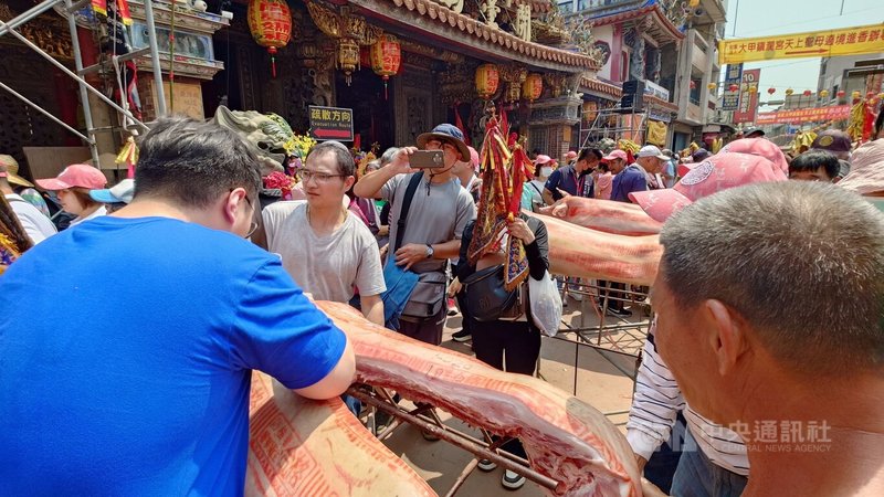 大甲媽祖21日上午舉行祝壽大典，基於環保只用3隻豬祭拜，在典禮結束後，會將豬羊分割成小塊，讓信眾帶回家，由於豬肉不多不夠分，改以平安糕取代豬肉。中央社記者蔡智明攝　115年4月21日