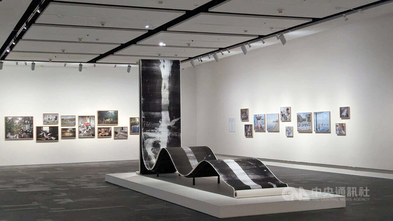 「百達攝影獎：風暴（Storm）」展覽在國立台北藝術大學關渡美術館展出至6月14日，其中最大作品為「亞馬遜影像」，由秘魯藝術家瓦爾卡亞（Roberto Huarcaya）所創作，展開可達30公尺。中央社記者王寶兒攝　115年4月21日