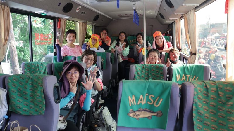 馬祖國際藝術島作品，且為實際肩負馬祖公共運輸責任的黃魚公車日前跨海來台，順利完成白沙屯媽祖進香「香燈腳車」任務。圖為進香期間，信眾於車上休憩。（連江縣政府交通旅遊局提供）中央社記者潘欣彤傳真　115年4月21日