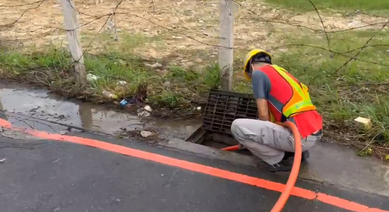 台中市環保局有垃圾車將廚餘水倒入排水溝，過程遭民眾拍下，市府環保局已派員前往現場清理完畢。（民眾提供）中央社記者趙麗妍傳真　115年4月21日