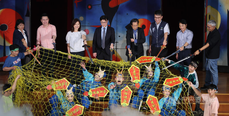 「紙風車青少年反毒戲劇工程」21日在台北市金華國小舉行反毒記者會，與會者與演員互動並進行宣誓，帶領學生認識網路交友風險、毒品危害及校園霸凌等議題。中央社記者趙世勳攝　115年4月21日