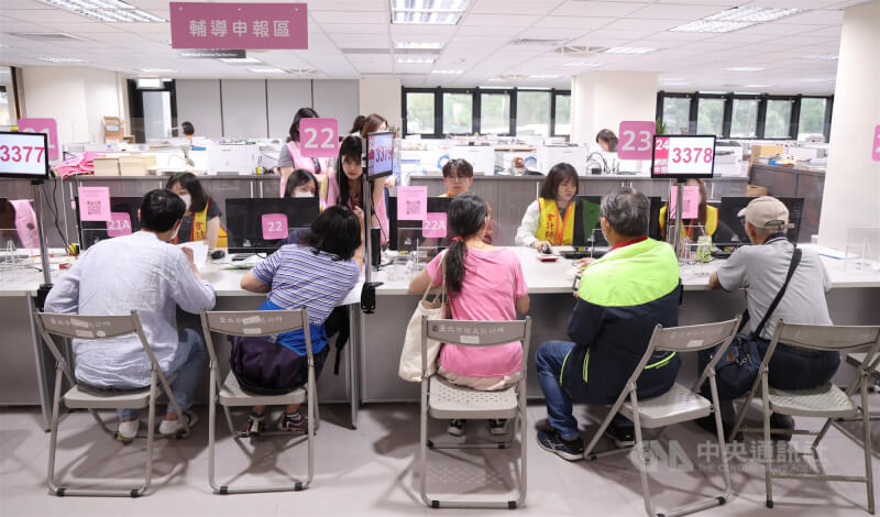 圖為2025年民眾前往財政部台北國稅局信義分局進行報稅程序。（中央社檔案照片）