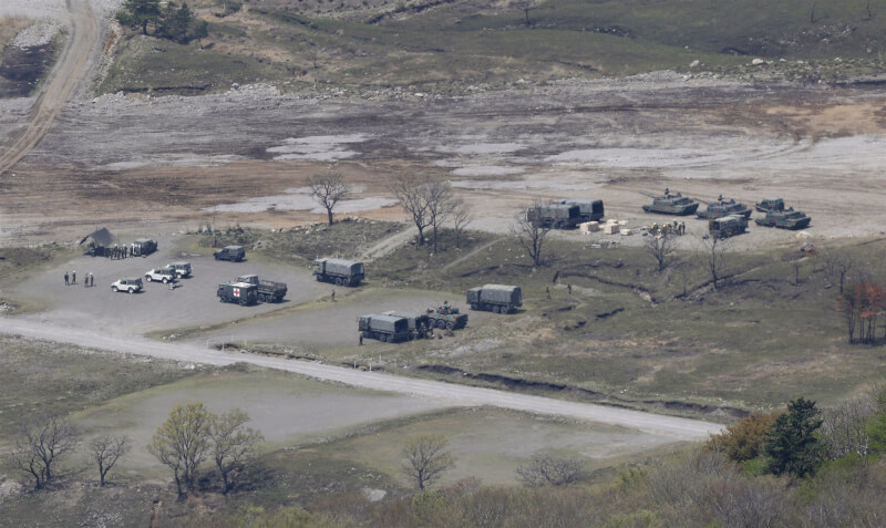 日本大分縣日出生台演習場21日上午發生戰車爆炸意外，造成3名男性隊員死亡、1名女性隊員受傷送醫。（共同社）