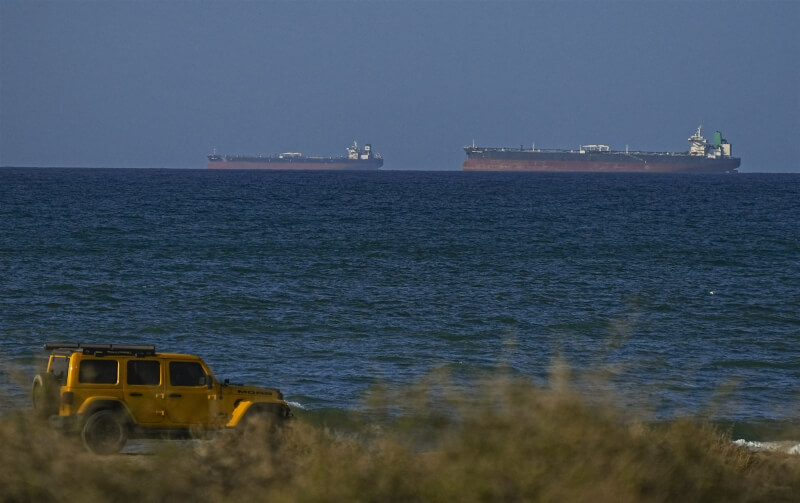 一艘載運約200萬桶沙烏地阿拉伯原油的超級油輪已通過高風險的荷莫茲海峽，駛向台灣。圖為8日在阿曼可見船隻通過荷莫茲海峽。（安納杜魯新聞社）